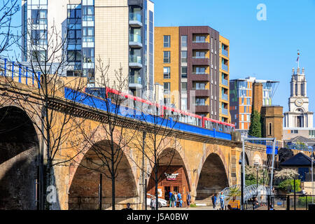 London, Regno Unito - 8 Aprile 2017 - Limehouse viadotto con la Docklands Light Railway treno passa da Foto Stock