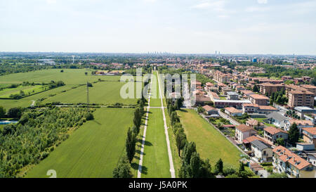 Nuovo Skyline di Milano visto dall'interland milanese vista aerea, viale alberato. Ciclo pedonale percorso. Varedo, Monza e Brianza, Lombardia. Italia Foto Stock