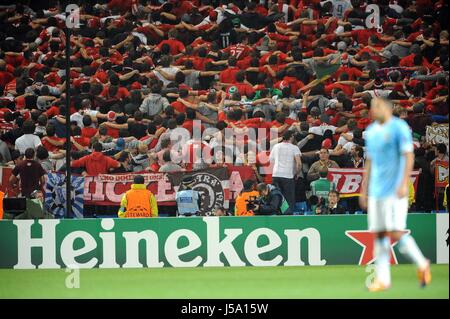 I fan di Monaco di Baviera celebrare vincere il Manchester City V BAYERN MUNIC Etihad Stadium Manchester Inghilterra 02 Ottobre 2013 Foto Stock