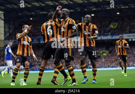 YANNICK SAGBO CELEBRA EVERTON V HULL CITY GOODISON PARK LIVERPOOL ENGLAND 19 Ottobre 2013 Foto Stock