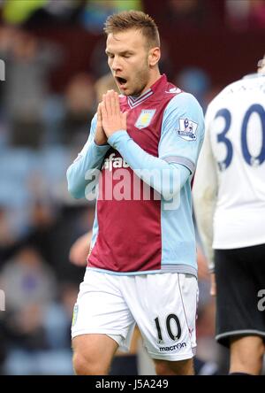 ANDREAS WEIMANN PREGA Aston Villa FC Aston Villa FC VILLA PARK Birmingham Inghilterra 20 Ottobre 2013 Foto Stock