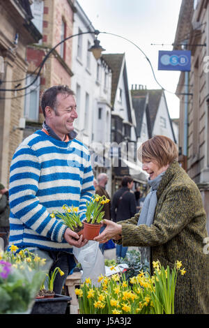 Venditore di fiori nella Piazza del Mercato di Frome in Somerset REGNO UNITO Foto Stock