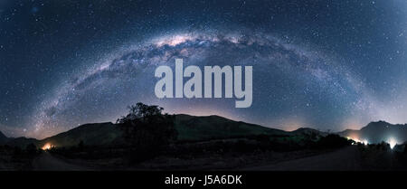 La Via Lattea inarcamento attraverso un cielo chiaro nel Pisco Elqui area del Cile, America del Sud. Foto Stock