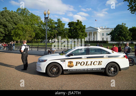 Negli Stati Uniti il servizio segreto funzionario di polizia e il veicolo al di fuori della casa bianca a Washington DC USA Foto Stock