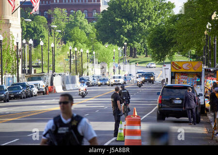 Presidente trump presidental per il giro della Papamobile aziona verso il basso 15th street avvicinando alla casa bianca a Washington DC USA Foto Stock