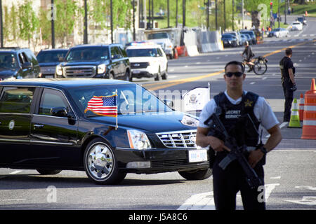 Presidente trump presidental per il giro della Papamobile aziona verso il basso 15th street avvicinando alla casa bianca a Washington DC USA Foto Stock