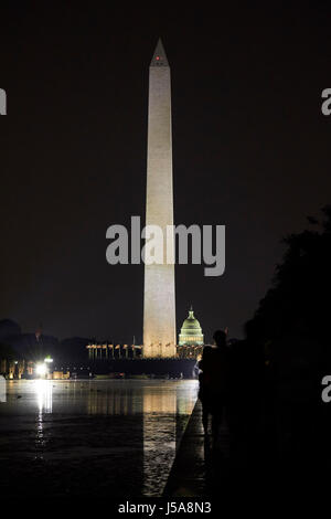Il monumento di Washington obelisco national mall che riflette la piscina e il capitol di notte Washington DC USA Foto Stock