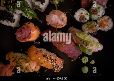 Combo di Sushi con diversi pezzi Foto Stock