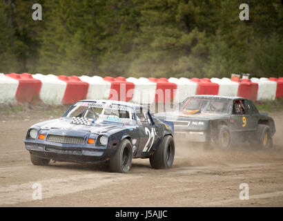 Città piccola pista sterrata stock car racing. Home fatta di automobili da corsa su una pista sterrata. Pemberton BC, Canada Foto Stock
