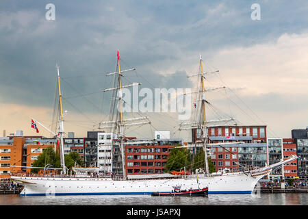 Amsterdam, Paesi Bassi. 19 Ago, 2015. SAIL Amsterdam 2015, vela in parata del primo giorno (di 5, 19 al 23 agosto) a IJhaven: tre-masted barque Statsraad Lehmkuhl, addestramento alla vela di nave, Norvegia. SAIL Amsterdam è un quinquennale evento marittimo ad Amsterdam nei Paesi Bassi. Tall navi provenienti da tutto il mondo visitano la città per ormeggiare nel suo porto orientale. - Fotocredit: Christian Lademann Foto Stock