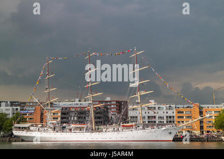 Amsterdam, Paesi Bassi. 19 Ago, 2015. SAIL Amsterdam 2015, vela in parata del primo giorno (di 5, 19 al 23 agosto) a IJhaven: sail training Ship Dar Młodzieży, Polonia. SAIL Amsterdam è un quinquennale evento marittimo ad Amsterdam nei Paesi Bassi. Tall navi provenienti da tutto il mondo visitano la città per ormeggiare nel suo porto orientale. - Fotocredit: Christian Lademann Foto Stock