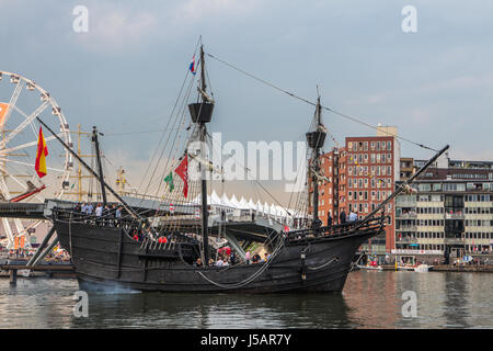 Amsterdam, Paesi Bassi. 19 Ago, 2015. SAIL Amsterdam 2015, vela in parata del primo giorno (di 5, 19 al 23 agosto) a IJhaven: barque Nao Victoria, Spagna, replica di spagnolo caracca Victoria (XVI secolo). SAIL Amsterdam è un quinquennale evento marittimo ad Amsterdam nei Paesi Bassi. Tall navi provenienti da tutto il mondo visitano la città per ormeggiare nel suo porto orientale. - Fotocredit: Christian Lademann Foto Stock