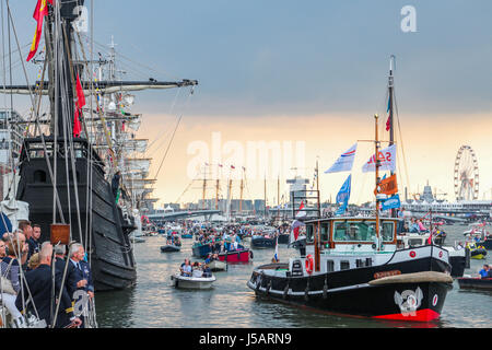 Amsterdam, Paesi Bassi. 19 Ago, 2015. SAIL Amsterdam 2015, vela in parata del primo giorno (di 5, 19 al 23 agosto) a IJhaven. SAIL Amsterdam è un quinquennale evento marittimo ad Amsterdam nei Paesi Bassi. Tall navi provenienti da tutto il mondo visitano la città per ormeggiare nel suo porto orientale. - Fotocredit: Christian Lademann Foto Stock