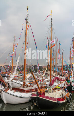 Amsterdam, Paesi Bassi. 19 Ago, 2015. SAIL Amsterdam 2015, vela in parata del primo giorno (di 5, 19 al 23 agosto): barche a vela a IJhaven. SAIL Amsterdam è un quinquennale evento marittimo ad Amsterdam nei Paesi Bassi. Tall navi provenienti da tutto il mondo visitano la città per ormeggiare nel suo porto orientale. - Fotocredit: Christian Lademann Foto Stock