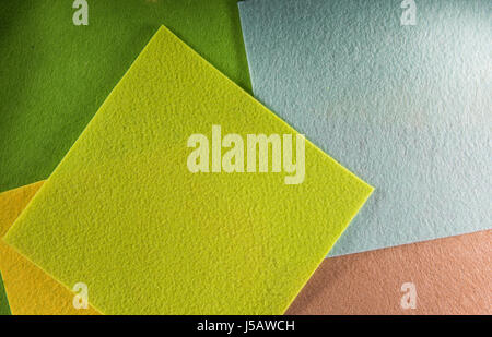 Carta colorata in forma geometrica piana. Composizione con grandi fogli di carta Foto Stock