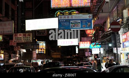 Posti in cui mangiare a Portland Street in notturna a Mongkok Kowloon Hong Kong Foto Stock