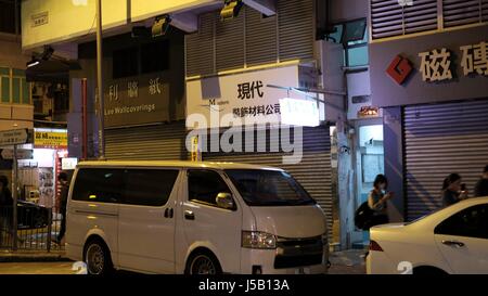 Van e auto parcheggiato di notte su Portland Street Mongkok Hong Kong Foto Stock