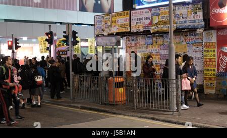 Angolo di strada concessionario in Ladies Market Mongkok Hong Kong Foto Stock