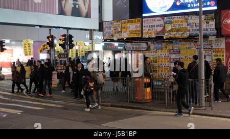 Angolo di strada concessionario in Ladies Market Mongkok Hong Kong Foto Stock