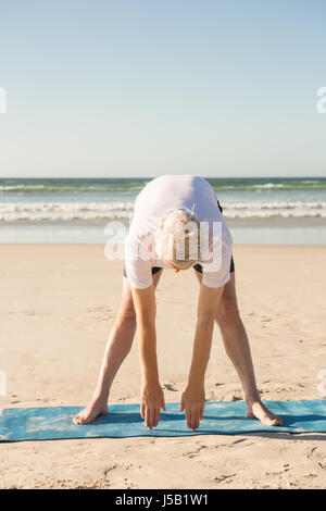 Senior uomo esercitare presso la spiaggia Foto Stock