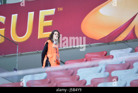 Varsavia, Polonia - 27 Maggio 2015: irriconoscibile steward sulle tribune di Varsavia National Stadium (Stadion Narodowy) durante la sessione di allenamento prima di UEFA Unione Europea Foto Stock