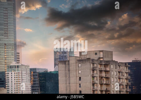 Il cielo blu con nuvole bianche contro grattacieli in città contro sky Foto Stock
