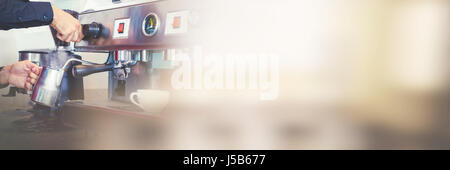 Barista latte di cottura a vapore dalla macchina da caffè al caffè Foto Stock