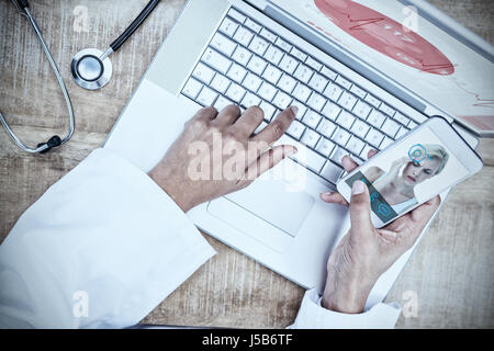 Bella donna bionda avente mal di testa contro il medico utilizza lo smartphone sulla scrivania in legno Foto Stock