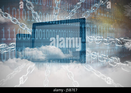 Immagine 3d di argento catena contro le nuvole e codificata in modo binario sullo schermo del computer Foto Stock