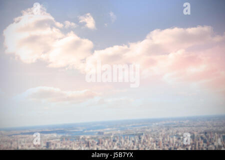 Il cielo blu con nuvole bianche contro la vista aerea di new york Foto Stock