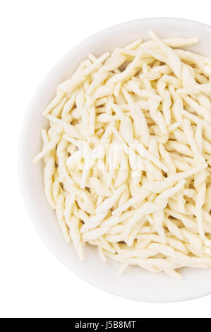 A mano italiano organic trofie di pasta a bawl isolato su bianco Foto Stock