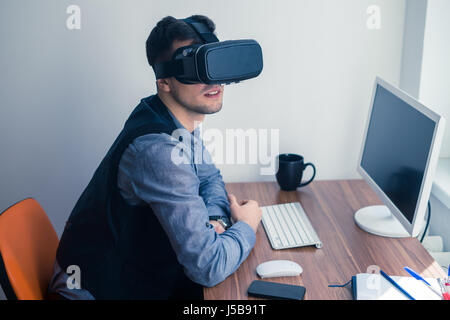 Giovane imprenditore in occhiali vr guardare avanti Foto Stock