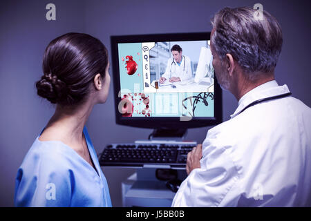 Dottore in uniforme analizzando il cuore contro il medico e infermiere esaminando x-ray sul computer Foto Stock