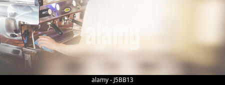 Sezione mediana del barista pulizia macchina caffè al caffè Foto Stock