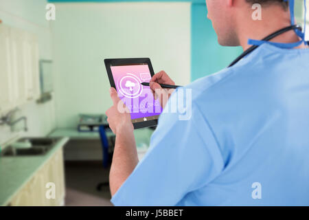 Chirurgo utilizzando digitale compressa contro il caricamento dei dati di testo con simbolo di download Foto Stock