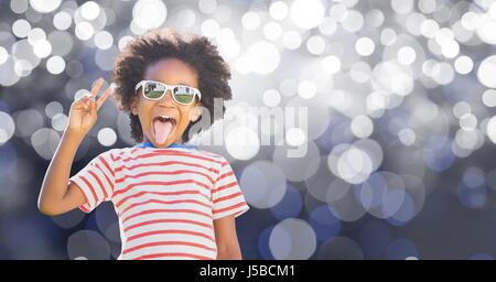 Composito Digitale del giovane Ragazzo spuntavano lingua mentre gesti segno di vittoria Foto Stock