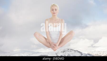 Composito Digitale della doppia esposizione della donna meditando sulle cime montagna Foto Stock