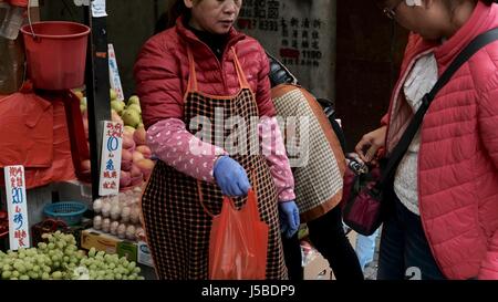 La gente anziana acquistando e vendendo i loro averi Yen Chow St Mercato delle Pulci a Sham Shui Po Kowloon Hong Kong Foto Stock