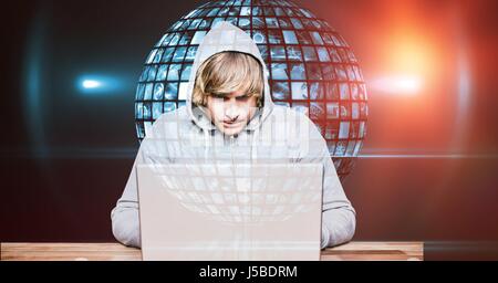 Composito Digitale di Hacker utilizzando laptop contro il mondo Foto Stock