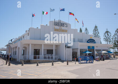 Fremantle,WA,Australia-November 13,2016:bagnante's Beach House e il dolce labbra con persone mangiare fuori in un giorno chiaro a Fremantle,Western Australia. Foto Stock