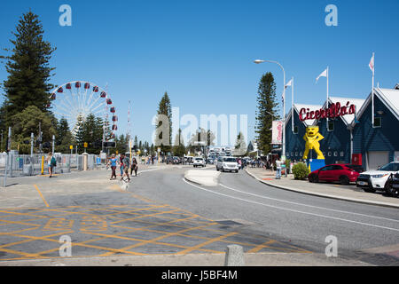 Fremantle,WA,Australia-November 13,2016: persone a piedi attorno a Fremantle con il cicerello del ristorante dell'albergo, la scultura e la ruota panoramica Ferris in Western Australia. Foto Stock