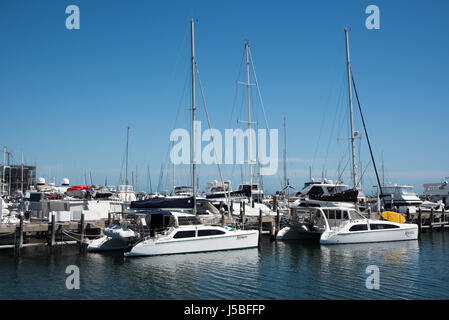 Barca di lusso penna con una collezione di barche a vela presso il Royal Perth Yacht Club di Fremantle, Western Australia. Foto Stock