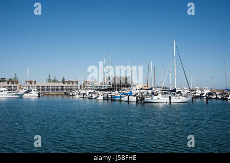 Yacht penna con barche a vela e la costruzione presso il Royal Perth Yacht Club di Fremantle, Western Australia. Foto Stock