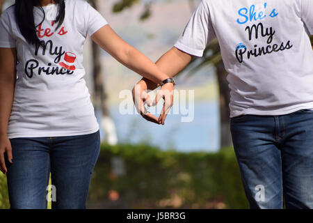 Giovane Holding Hands, Pune, Maharashtra Foto Stock