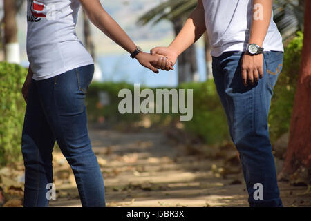 Giovane Holding Hands, Pune, Maharashtra Foto Stock