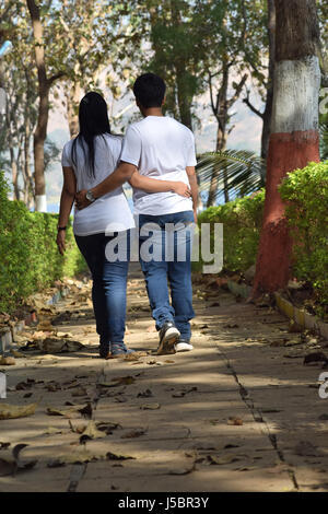 Giovane passeggiate nel giardino di Pune, Maharashtra Foto Stock