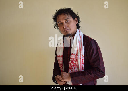 Ritratto di giovane indiano uomo in un abito tradizionale di Pune, Maharashtra Foto Stock