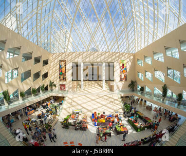 Un angolo ampio, fish-eye del Mercato della Città (città mercato di agricoltori) e atrio interno di Edmonton City Hall di Edmonton, Alberta, Canada. Foto Stock