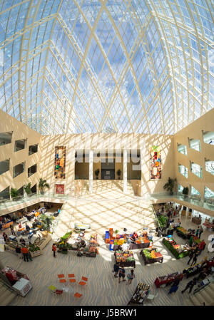 Un angolo ampio, fish-eye del Mercato della Città (città mercato di agricoltori) e atrio interno di Edmonton City Hall di Edmonton, Alberta, Canada. Foto Stock