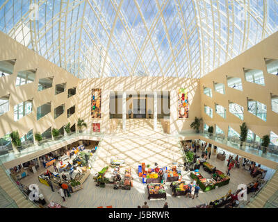 Un angolo ampio, fish-eye del Mercato della Città (città mercato di agricoltori) e atrio interno di Edmonton City Hall di Edmonton, Alberta, Canada. Foto Stock